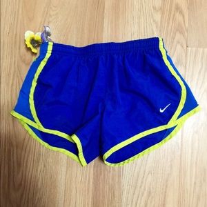 ✔️ Nike size small Dri -Fit Girls